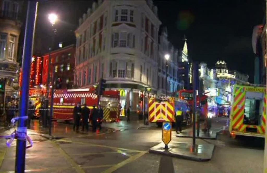 Londonā teātra izrādes laikā iebrūk jumts; vairāki desmiti cietušo