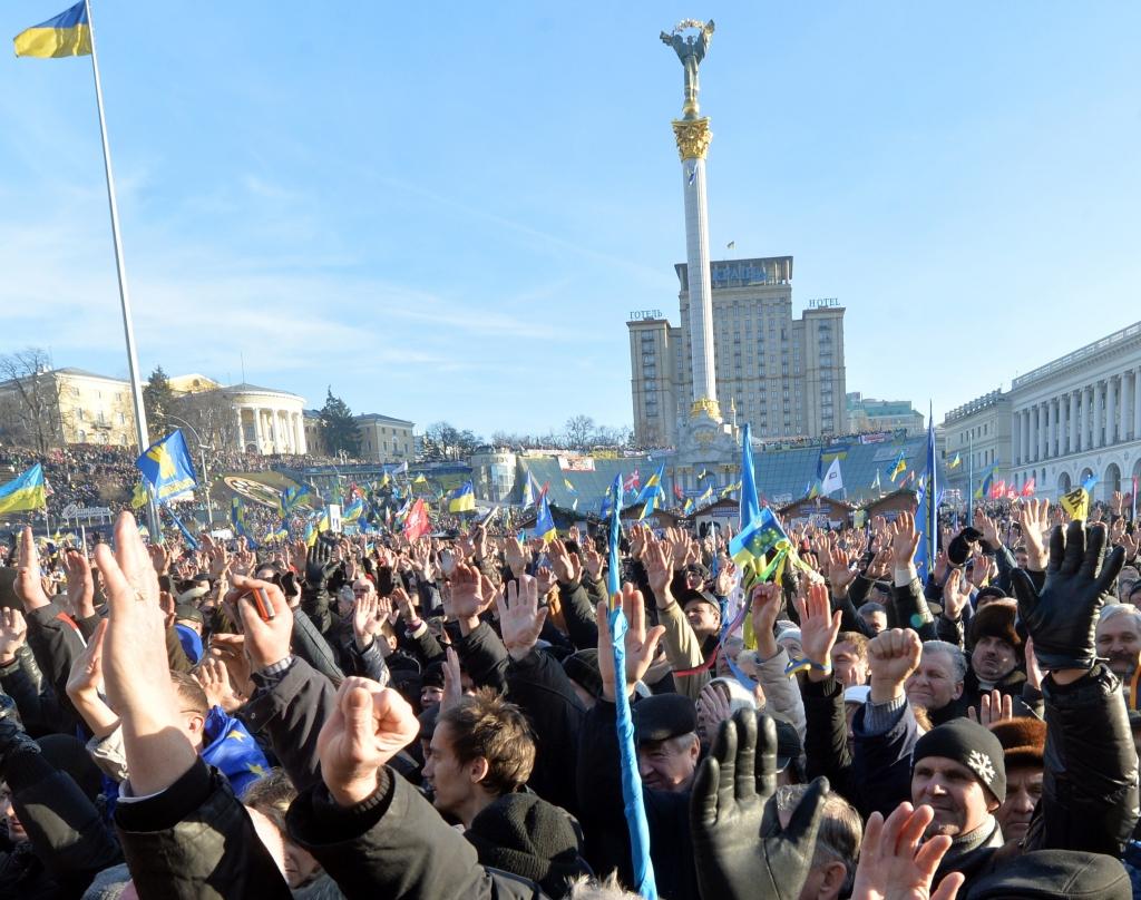 papildināts - Nemieri Ukrainā: Iknedēļas protestā pulcējušies aptuveni 100 tūkstoši
