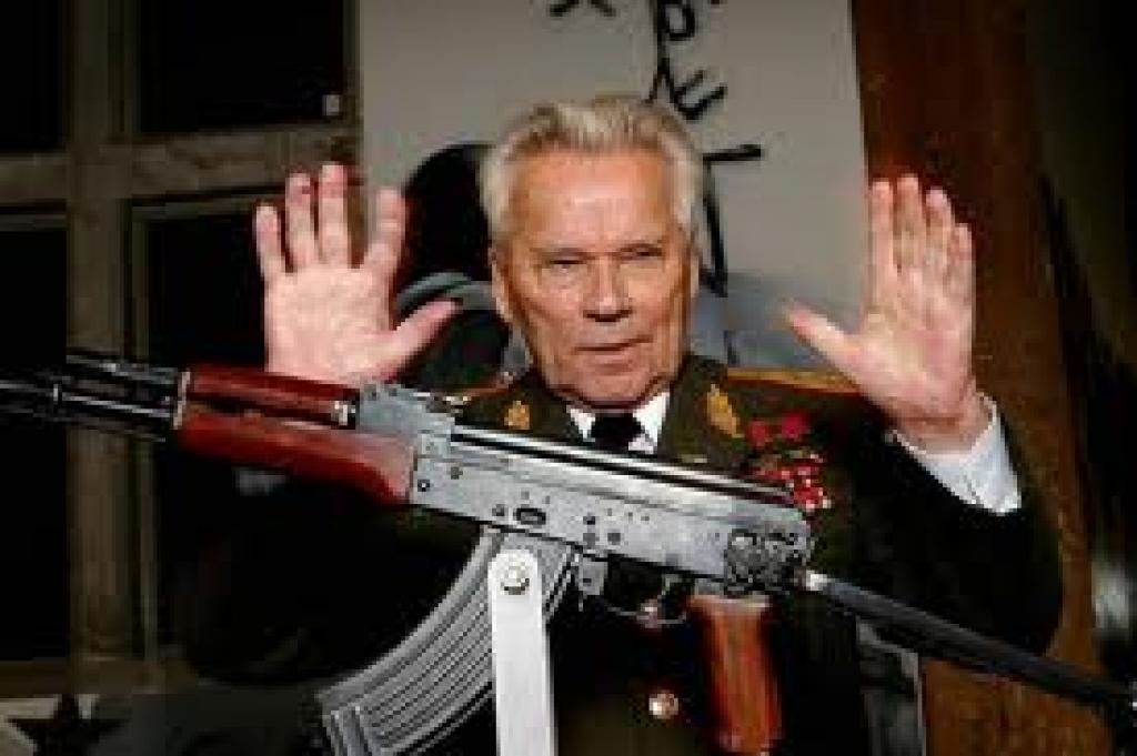 Miris leģendārais ieroču konstruktors Kalašņikovs