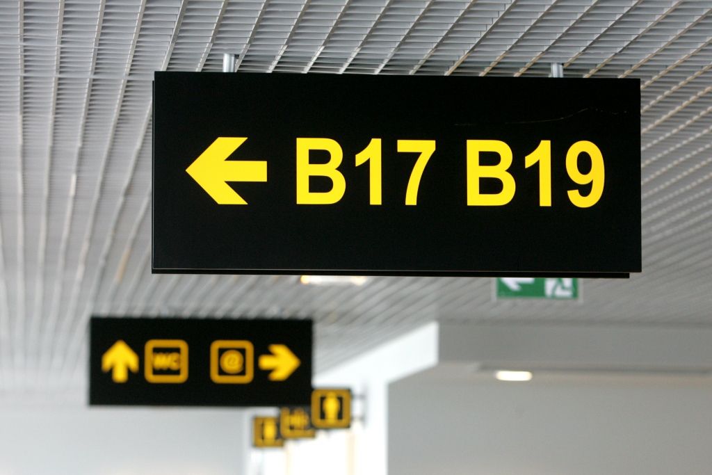 No Latvijas izceļojošo cilvēku skaits aizvien pieaug