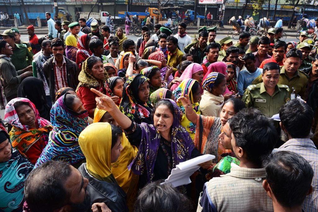 Bangladešā vēlēšanas caurvij asiņainas sadursmes