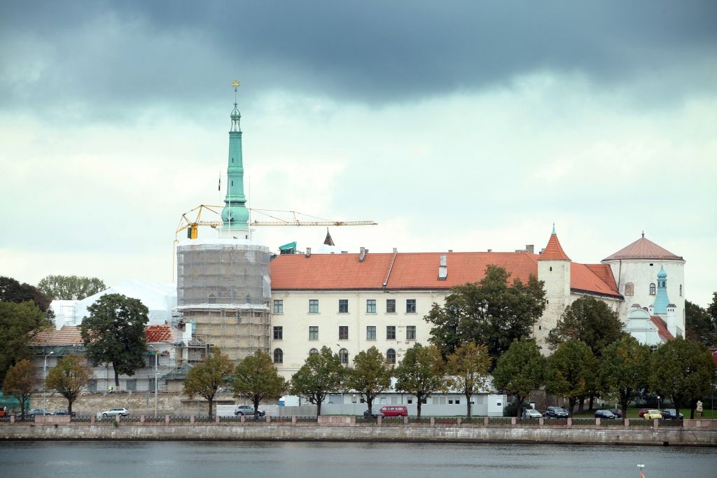 Rīgas pils dīkstāvē ar bažām gaida sniegu