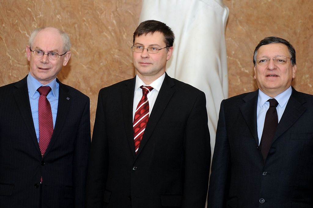ES augstākās amatpersonas noņem cepuri Latvijas priekšā