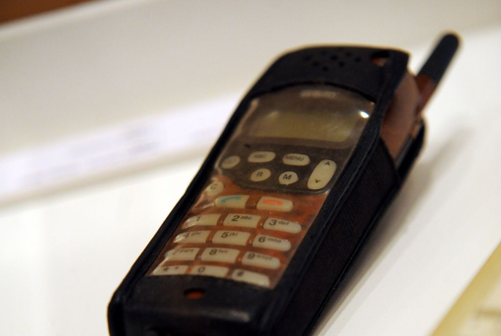 Neuzmanīga sirmgalve iekrīt zemiskā telefonkrāpnieku slazdā