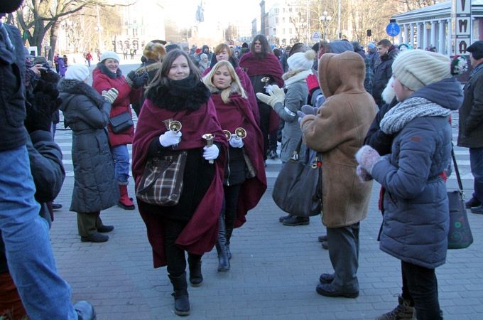 FOTO un VIDEO: Latvijas vēsturi Grāmatu draugu ķēdē veido arī jelgavnieki