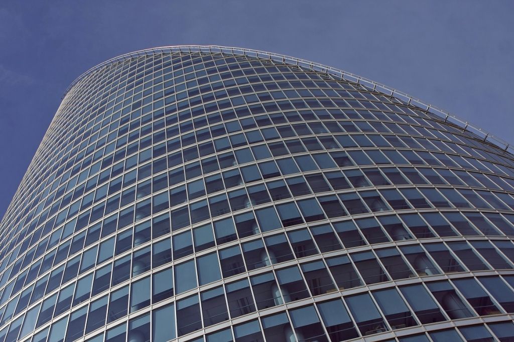 Pēc svētku uguņošanas maldīgi ziņo par ugunsgrēku Swedbank biroja ēkā