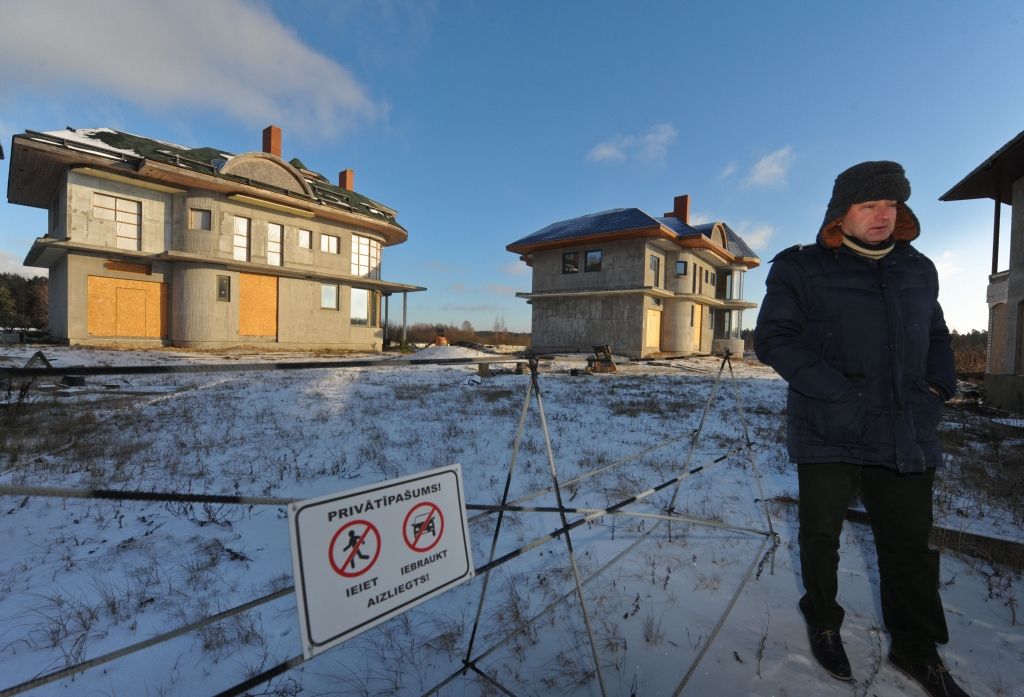 Aizņemoties no bankas 350 000 eiro, zaudē pusotru miljonu eiro vērtu īpašumu