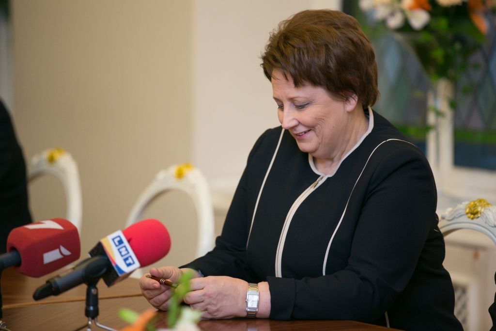 papildināts - Saeima pauž uzticību Straujumas valdībai