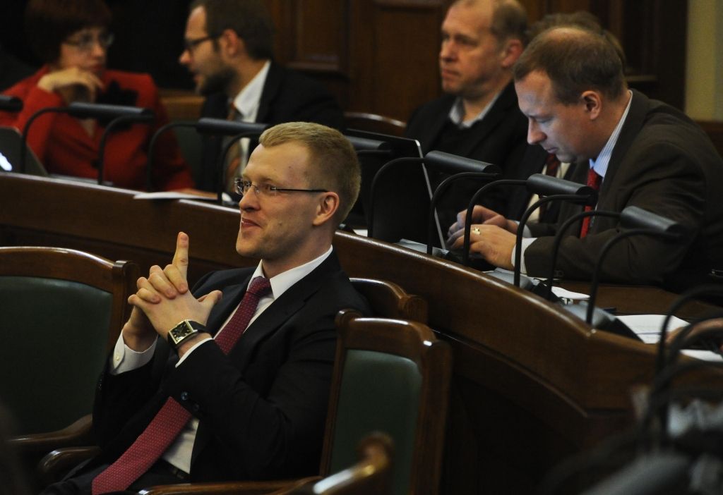 Gandrīz tviterpērles no debatēm par valdību: Lai Laimdota spēj savaldīt Lāčplēšus!