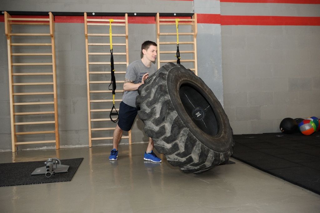 Sākam biznesu: jaunajā CrossFit sporta zālē trenēs kā armijā