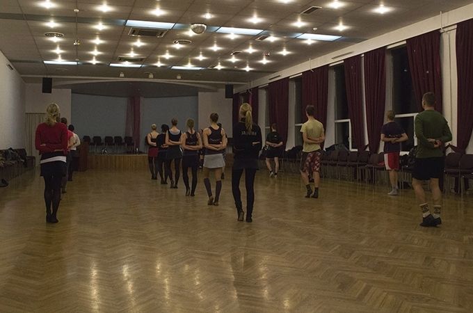 FOTO: «Jaunības» dejotāji mēģinājumā trenē vēderpresi un ļaujas smiekliem