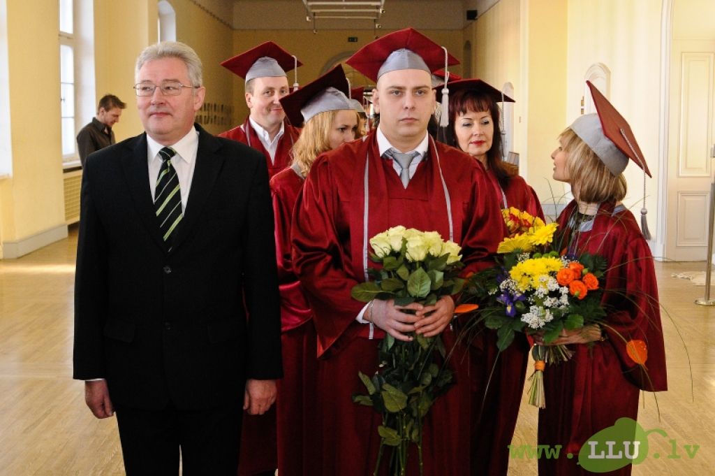 FOTO: LLU šā gada pirmais izlaidums - ESAF absolventiem