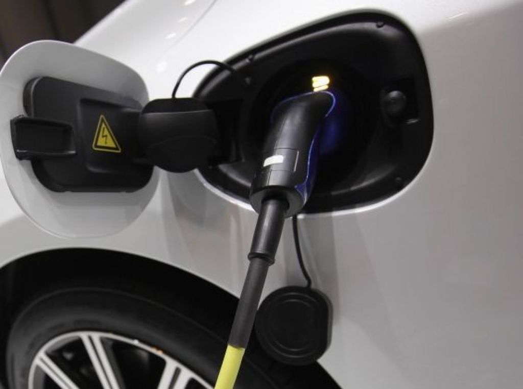 Uz Liepājas tramvaja elektropadeves tīkla bāzes cer izveidot elektroauto bezvadu uzlādes staciju