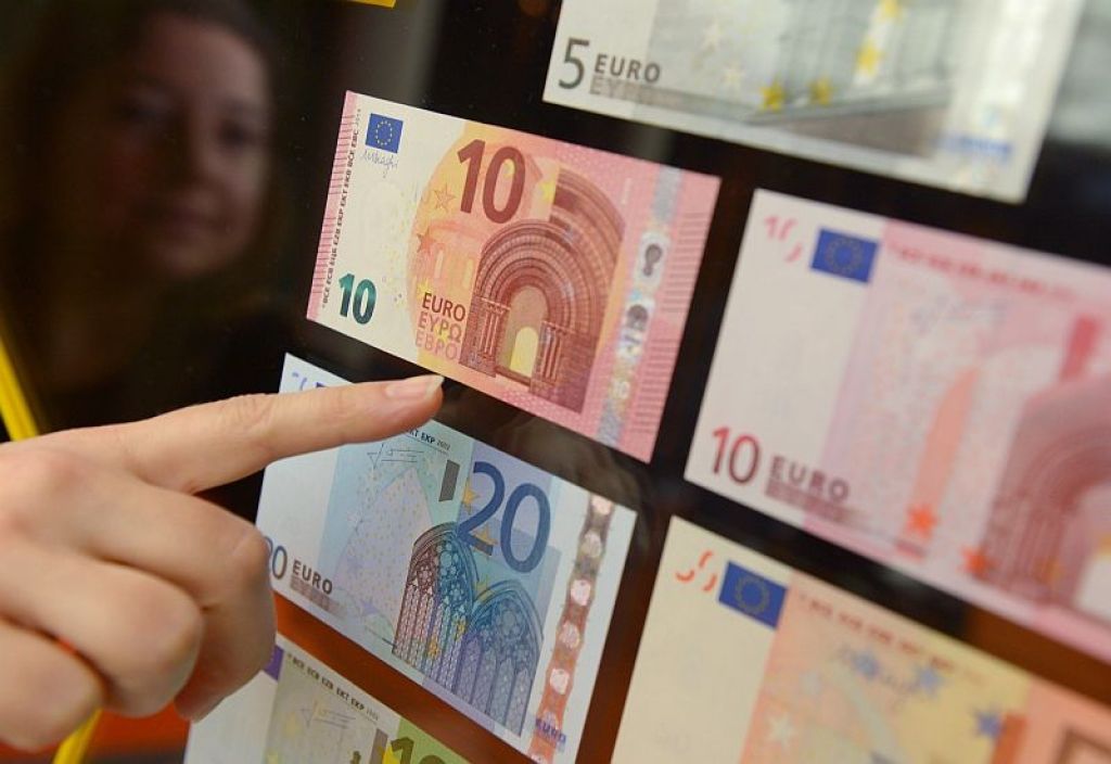 ECB: Aizdevumu izsniegšana eirozonas uzņēmumiem saglabājas vāja