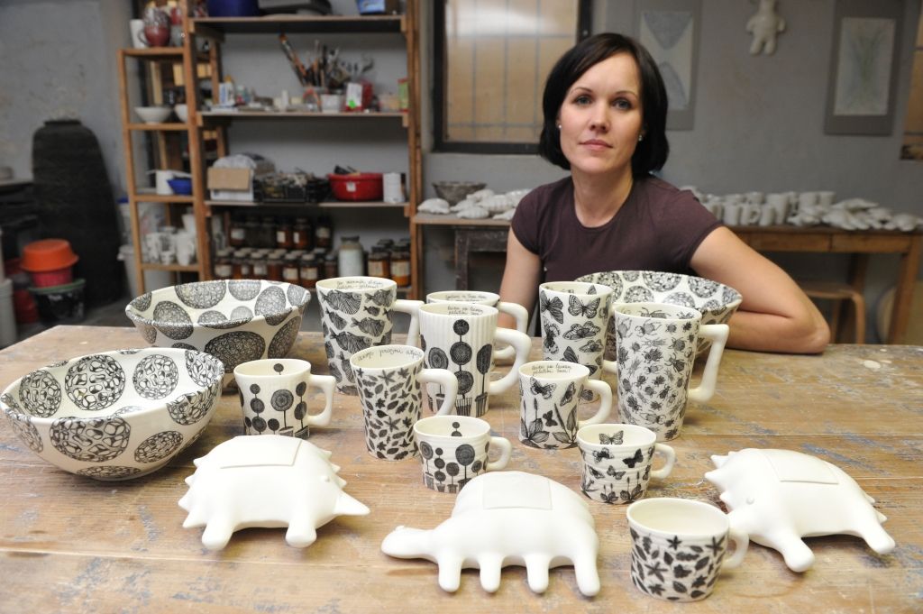 Mana pieredze: pašnodarbinātā veido un pārdod kaprīzo porcelānu
