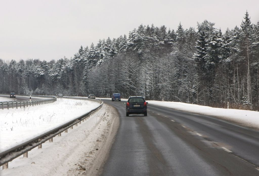 Autoceļi daudzviet Latvijā sniegoti un apledojuši