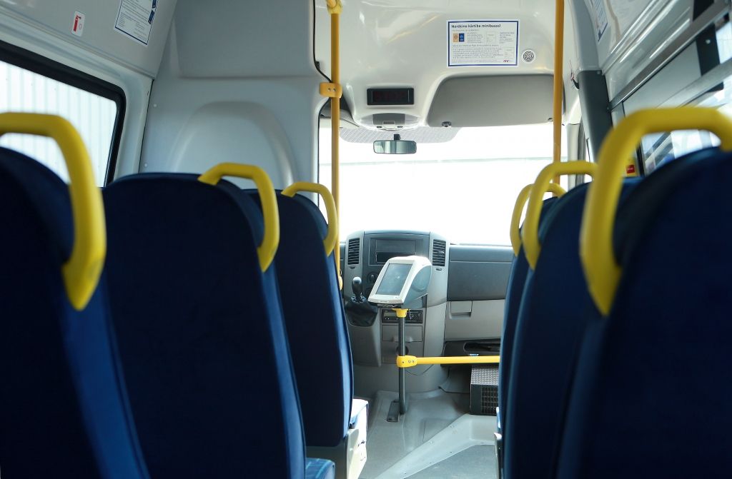 Rīgas mikroautobusu satiksme patvaļīgi saīsina maršrutu uz Vecdaugavu; pasažieri šokā