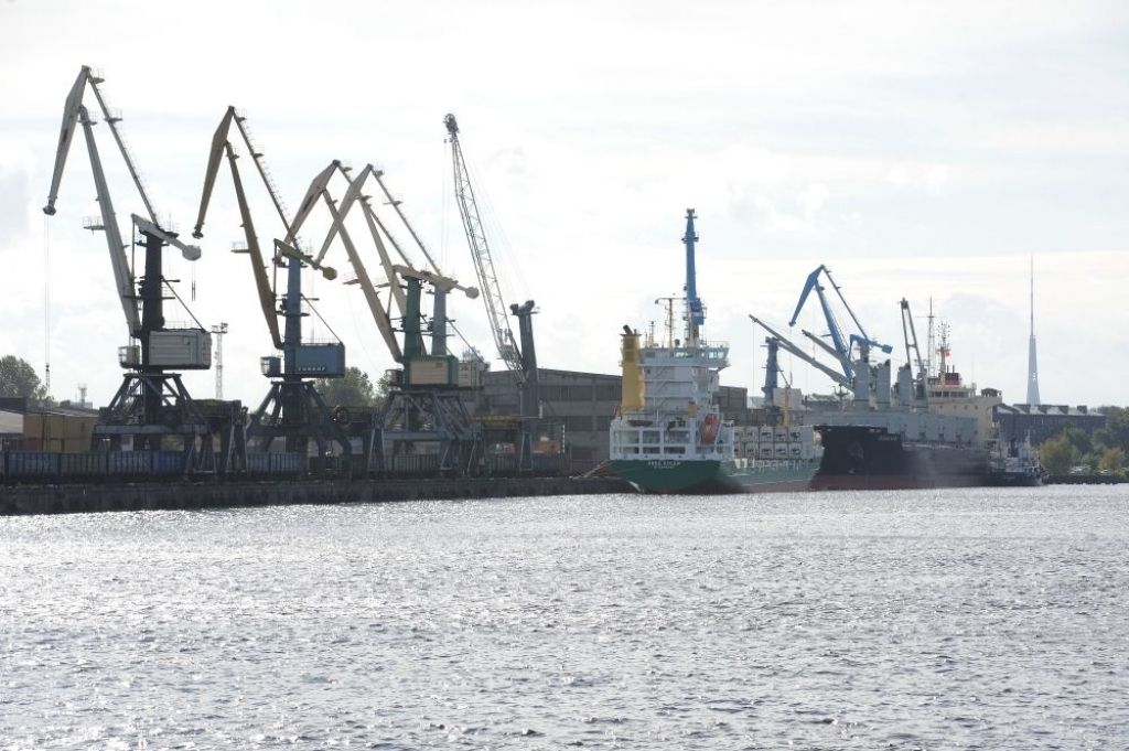 Rīgas brīvostā gaisa piesārņojuma dēļ darbību draud apturēt astoņiem uzņēmumiem