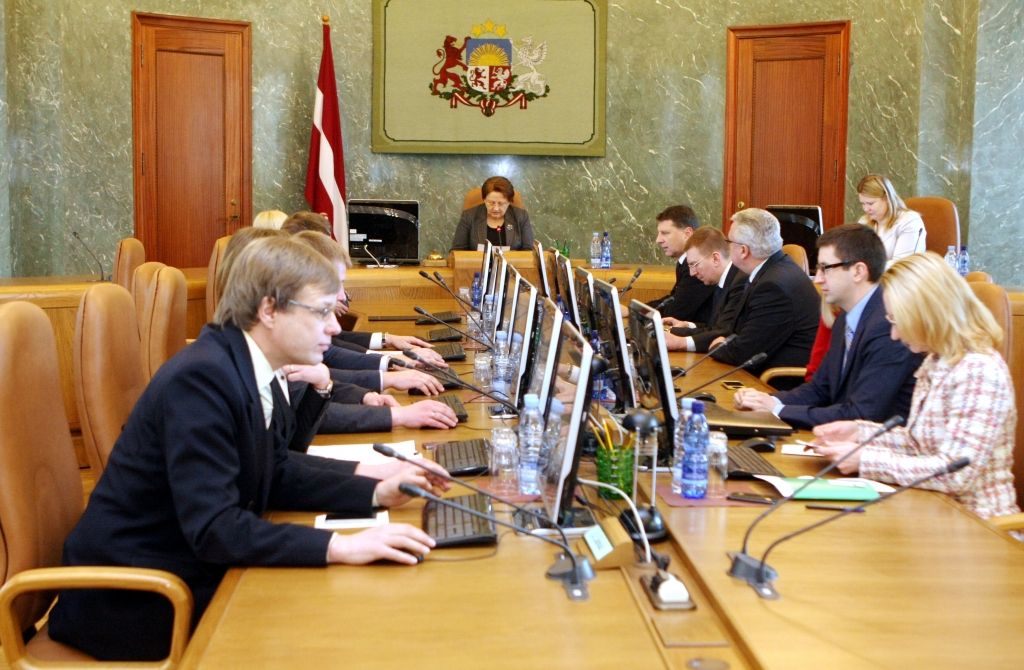 Pieciem Straujumas valdības ministriem vēl nav pielaide valsts noslēpumam