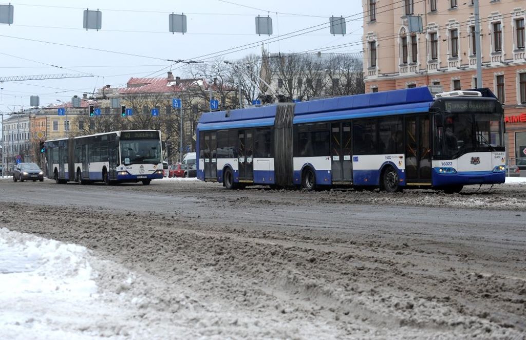 Rīgā sabiedriskais transports par «rīdzinieka cenu» būs līdz gada beigām