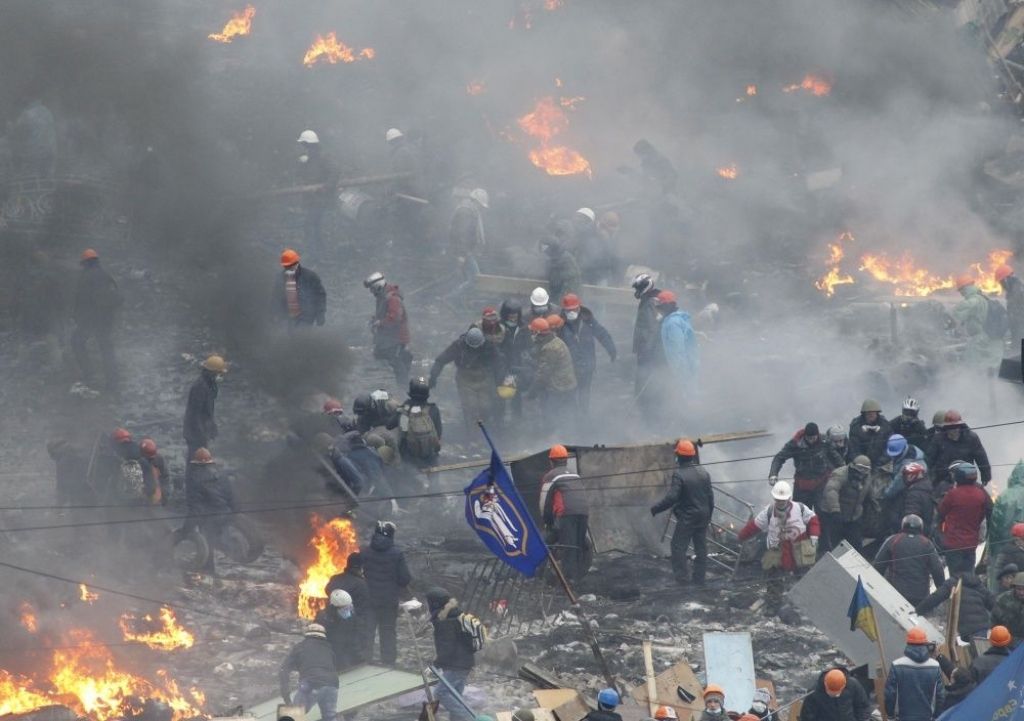 Protestētāji atspieduši milicijas spēkus no Kijevas Neatkarības laukuma; vēl viens bojāgājušais