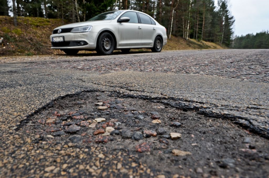 Katastrofa uz Latvijas ceļiem: tie bojājas ātrāk, nekā spēj labot
