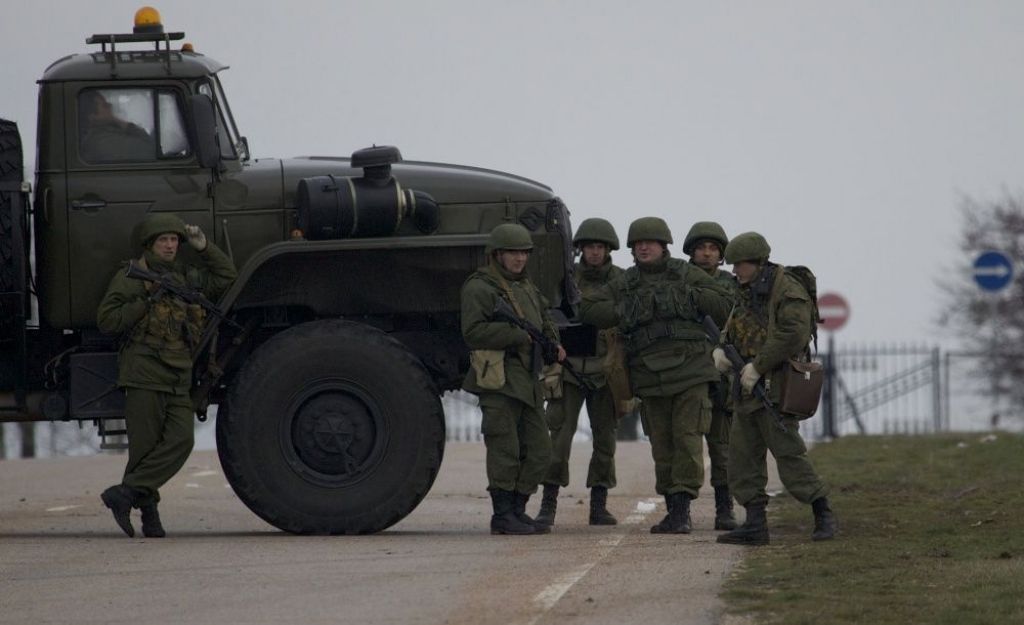 Krimā militārpersonas bloķē saziņu ar kontinentālo Ukrainu