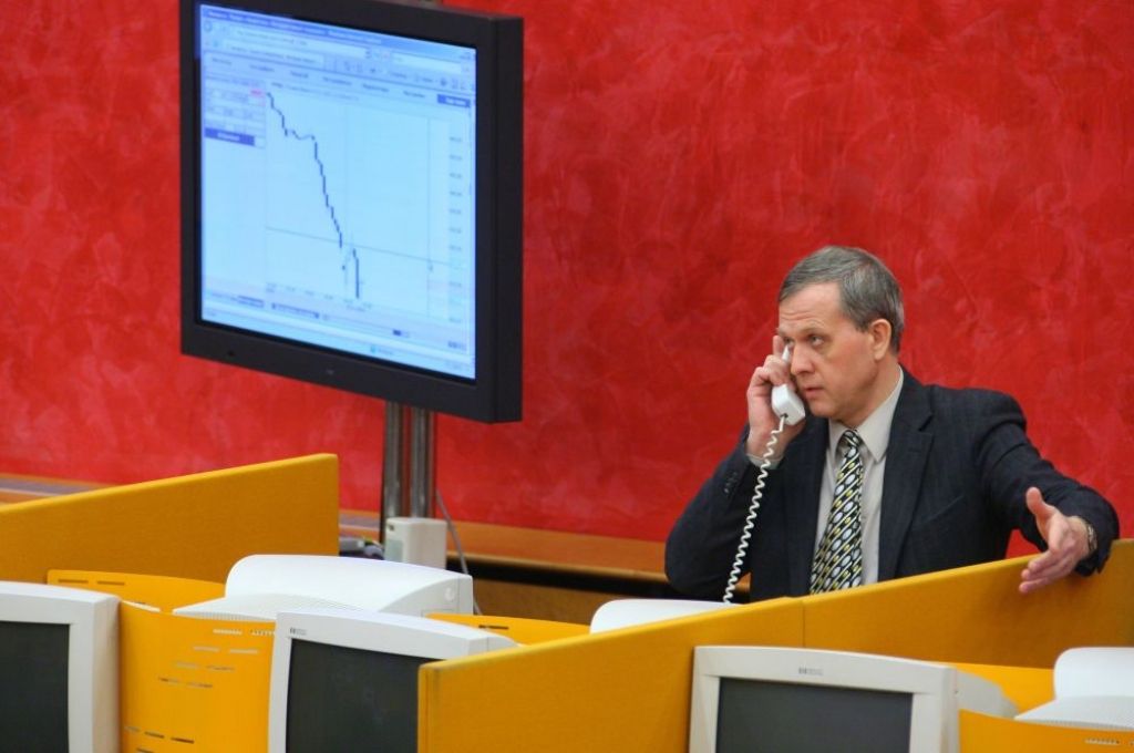 Papildināta - Investori pamet jaunattīstības tirgus; Krievijas biržai straujākais kritums pēdējo piecu gadu laikā