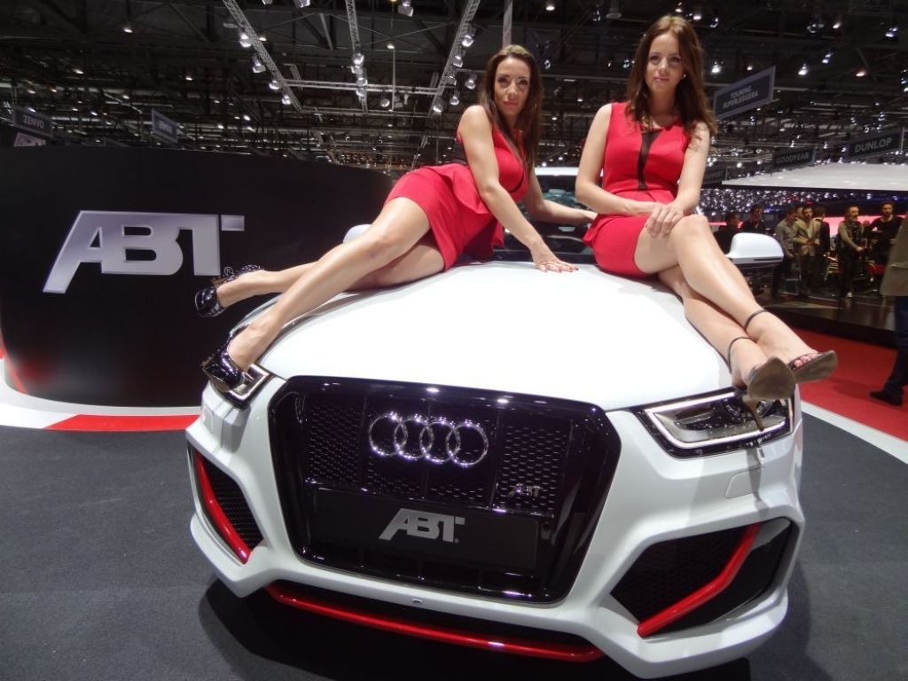 Ženēvas autoizstādes skaistules jeb uzsēdiniet modeli uz motora pārsega!