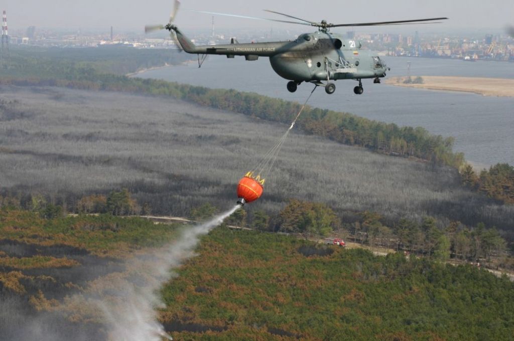 Ugunsgrēks kuršu kāpās; Latvija dzēst ugunsgrēku nosūta NBS helikopteru