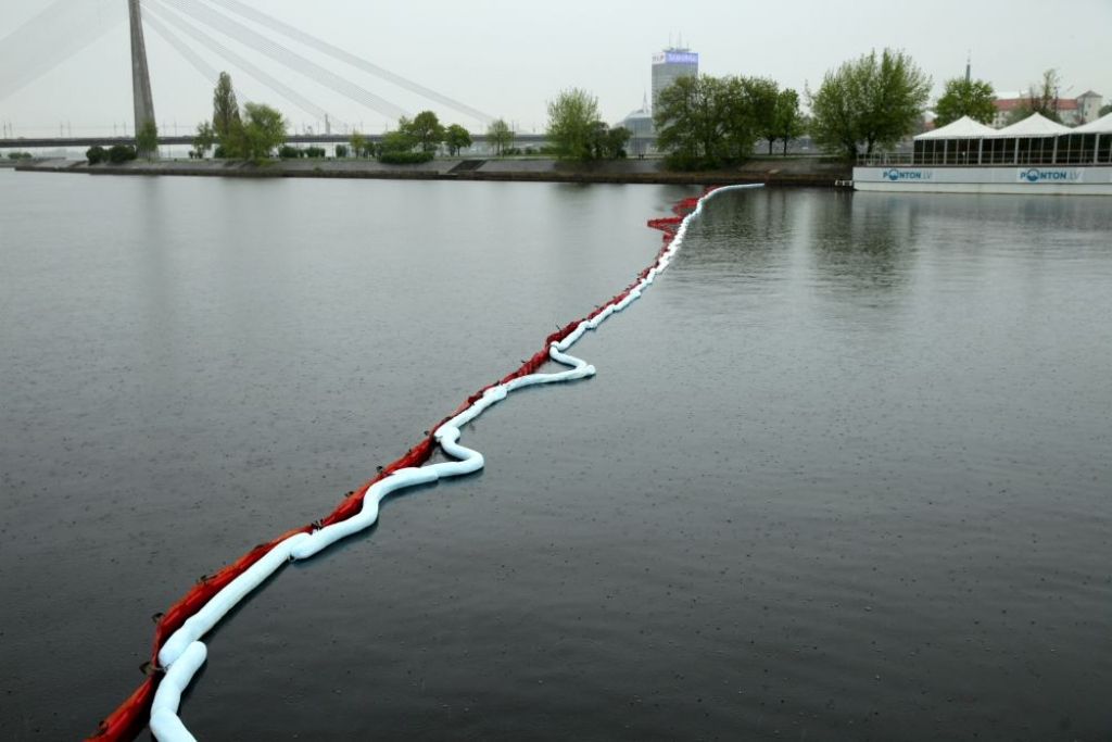 Rīgas centrā Daugavā ieplūdusi nezināma ķīmiska viela