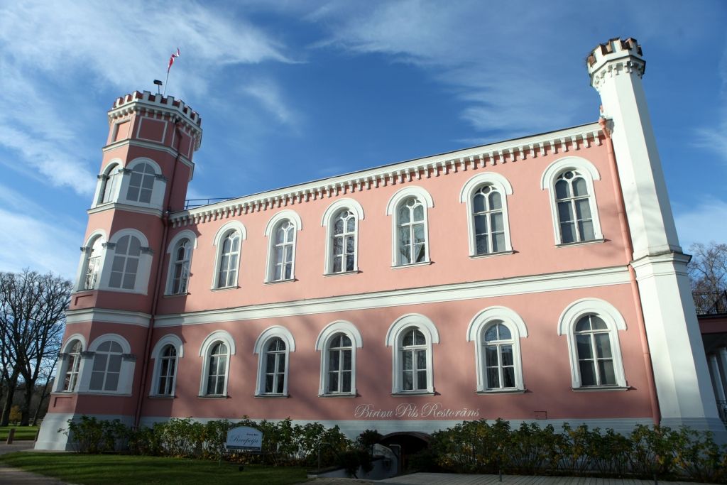 Valsts kontrole: Valstī atgriežas «treknie gadi» ar semināriem pilīs