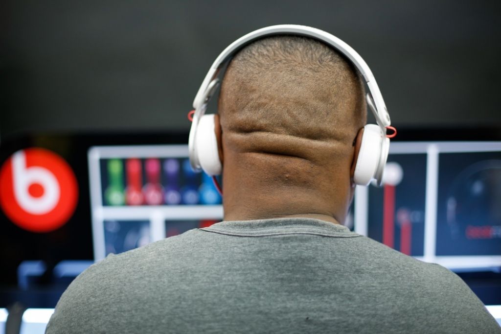 Apple par trīs miljardiem pirks Beats austiņu ražotāju