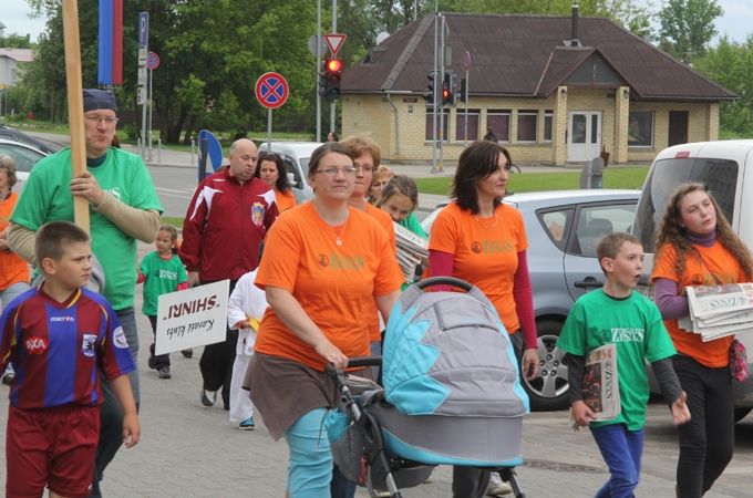 Lietus iespējamība nespēj ietekmēt Pilsētas svētku gājiena garumu (ar foto)