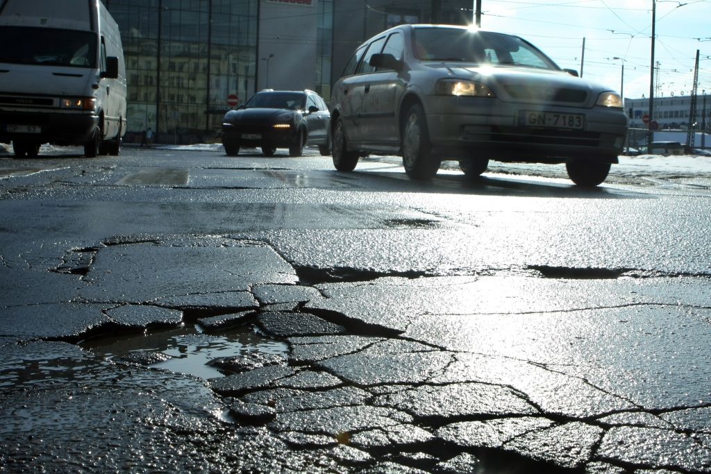 Ceļu būvizmaksas samazinās; bažas par to kvalitāti - pieaug