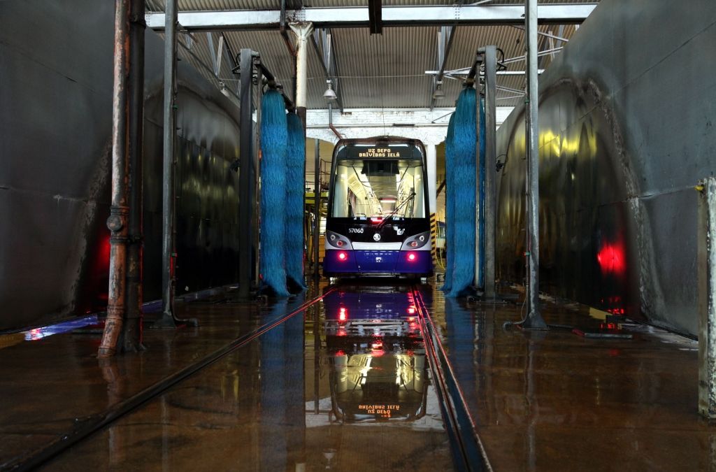 VK: pasažieri maksā arī par SIA Rīgas satiksme amatpersonu dārgajām automašīnām