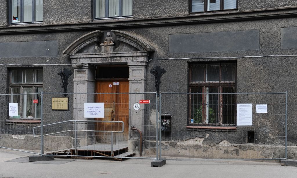 Netic oficiālajam iemeslam par veselības centra slēgšanu Mednieku ielā