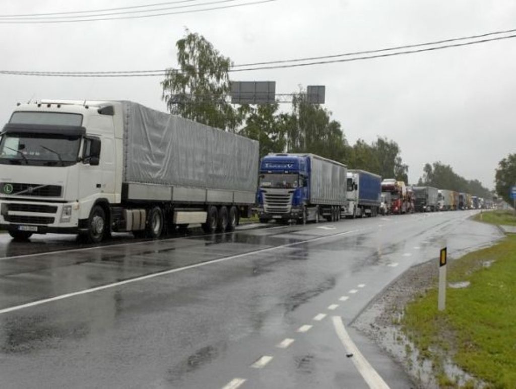 Ceraukstē uz ceļa A7 izveidojusies kilometriem gara auto rinda