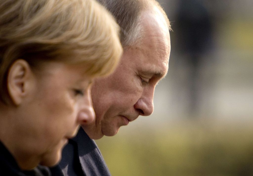 Merkele un Putins apsprieduši slepenu darījumu, kas varētu pielikt punktu Ukrainas krīzei