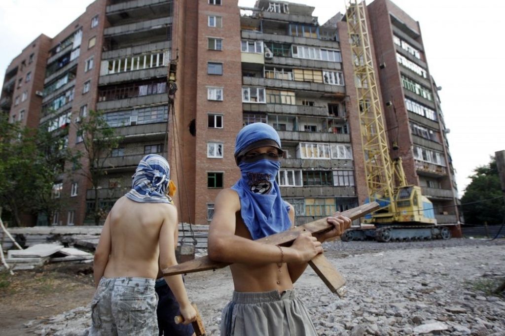 Ukrainas karavīrs: No Ukrainas bēg arvien vairāk cilvēku, palikušajiem trūkst bruņojuma