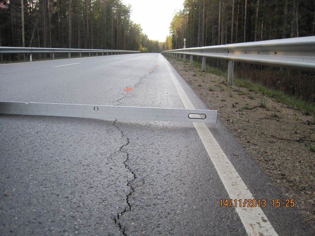 Būvnieki par saviem līdzekļiem labos defektus uz ceļa Tukums-Kuldīga