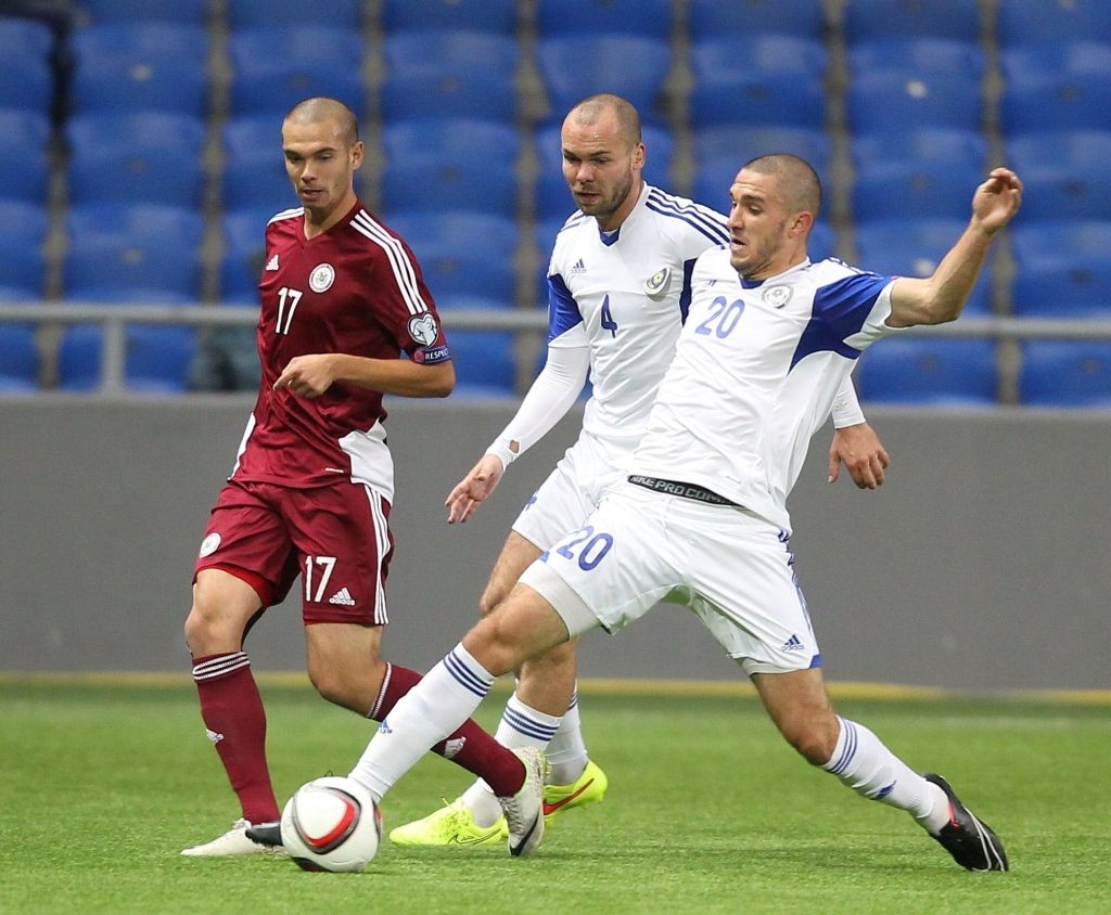 FOTO: Latvijas futbolisti Astanā kazahu vārtus neatslēdz - 0:0