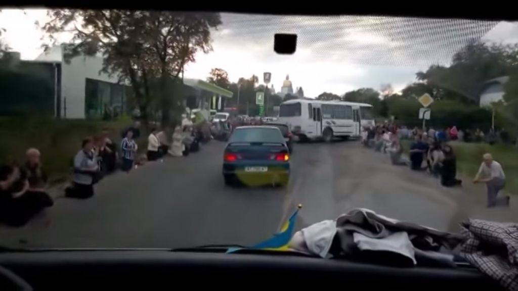 VIDEO: Ukraiņi dzimtenē sagaida savus kritušos karavīrus