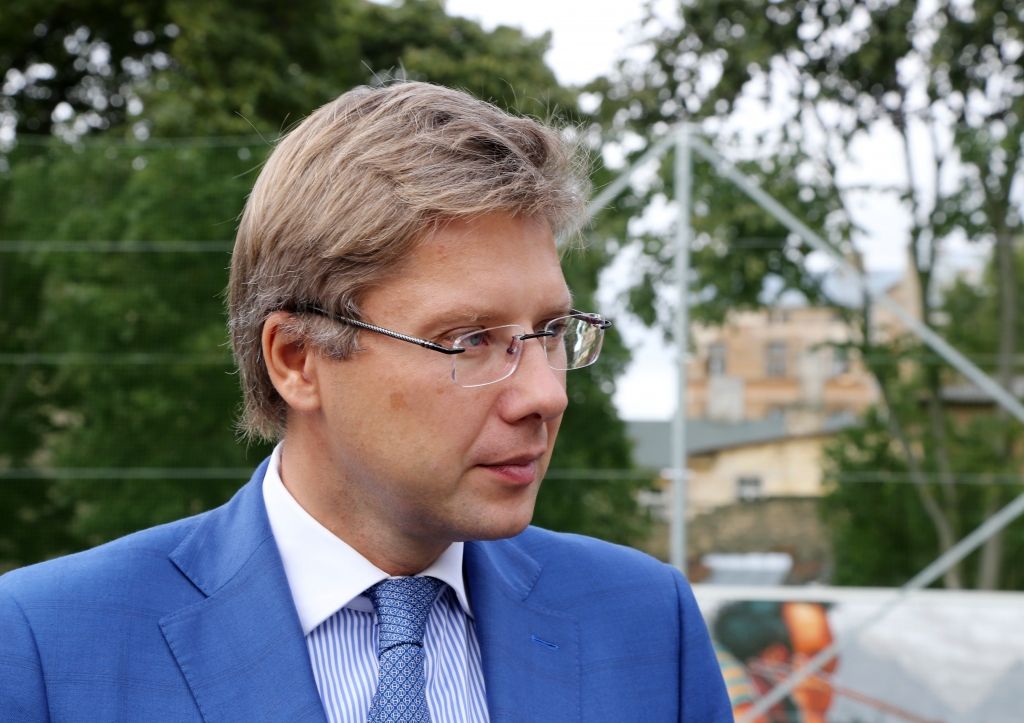 Vēl viena aptauja: Populārākie premjeri Lembergs un Ušakovs; Sudraba piemet uguni