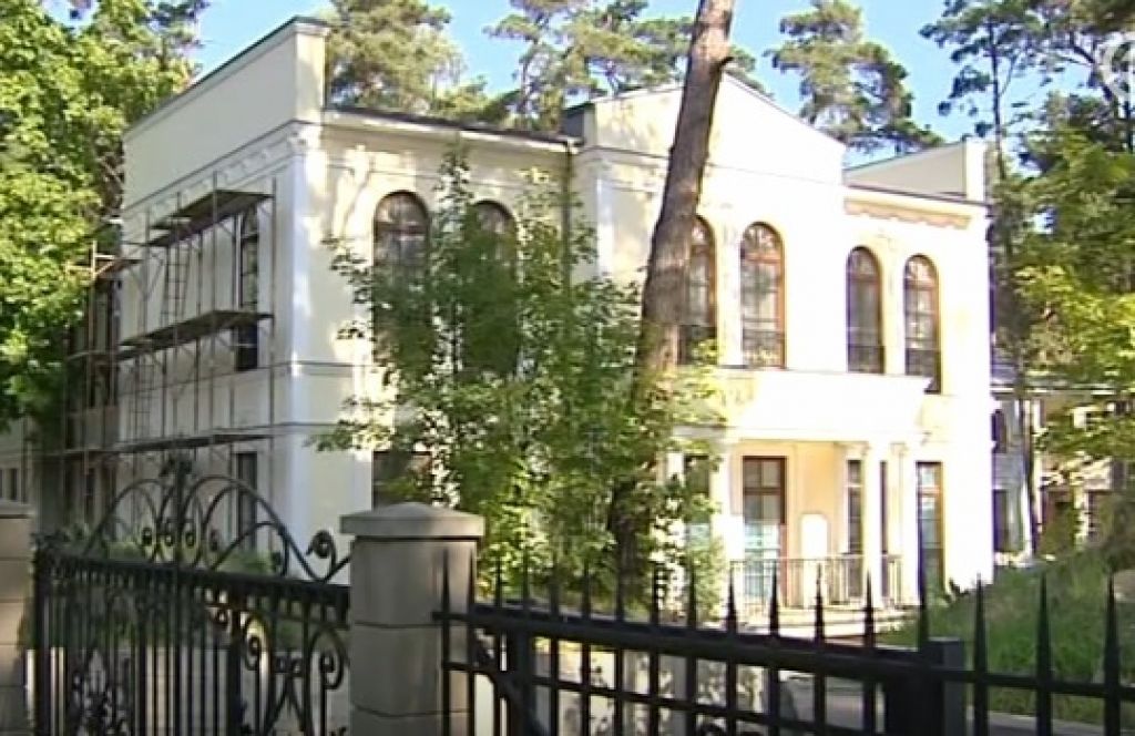 Krievijas bagātākā cilvēka Usmanova ģimene par teju 4 miljoniem eiro nopērk māju Jūrmalā