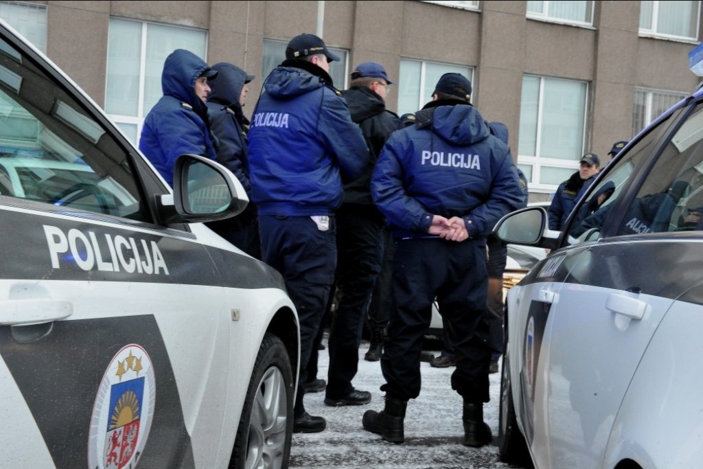 Ar Āboltiņas vīru saistīts uzņēmums smeļ miljonus valsts iepirkumos