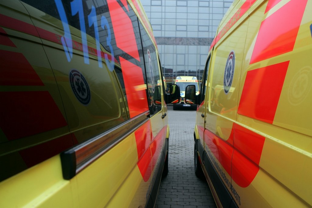 Atteiksies no ātrās palīdzības automašīnu ārpakalpojuma, cer ietaupīt 7,5 miljonus
