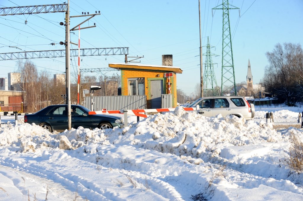 papildināts (10:41) - Glābēji no dzelzceļa pārbrauktuves Pārdaugavā aizvelk avarējušu BMW