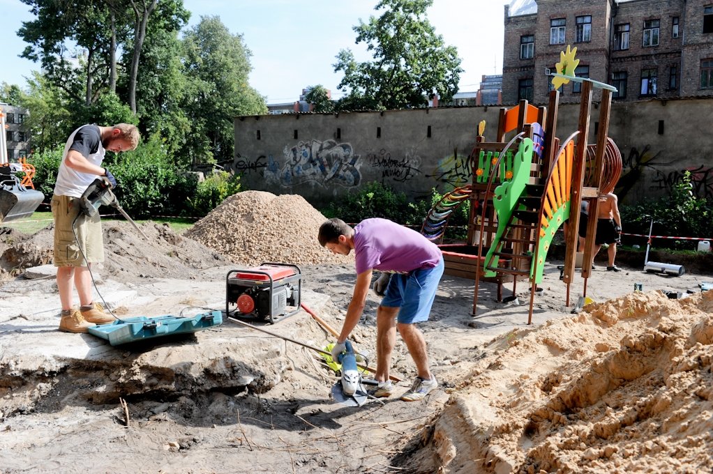 Pilsētā ierīko rotaļu laukumus un aktīvās atpūtas zonu (FOTO)