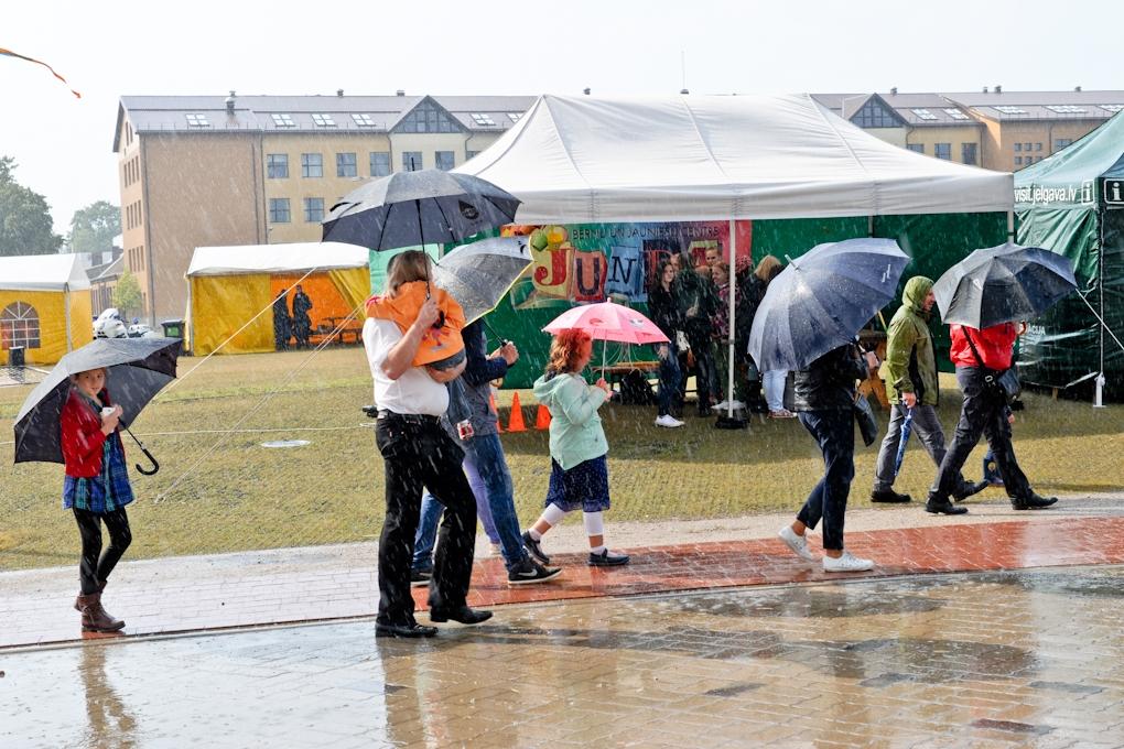 «ZinīBUMS» Pasta salā vēl gaida izturīgākos svinētājus (FOTO)